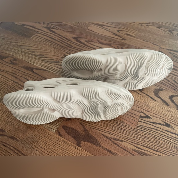 CUT OUT DETAIL SLIP-ON FOAM RUNNERS - Picture 3 of 3